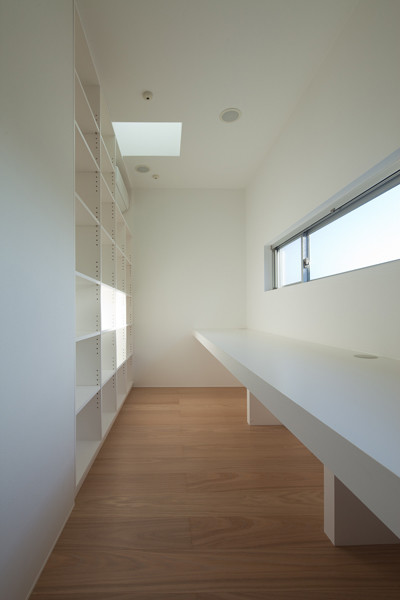 This is an example of a modern home office in Tokyo Suburbs.