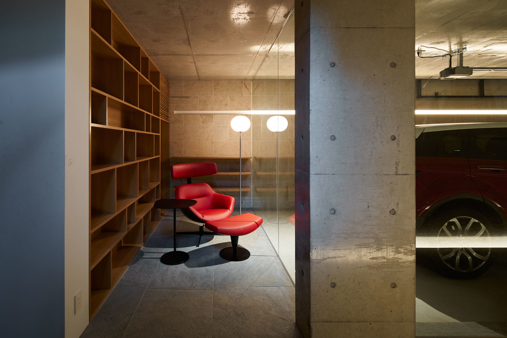 Kleines Modernes Lesezimmer mit grauer Wandfarbe, Porzellan-Bodenfliesen, Einbau-Schreibtisch und grauem Boden in Nagoya