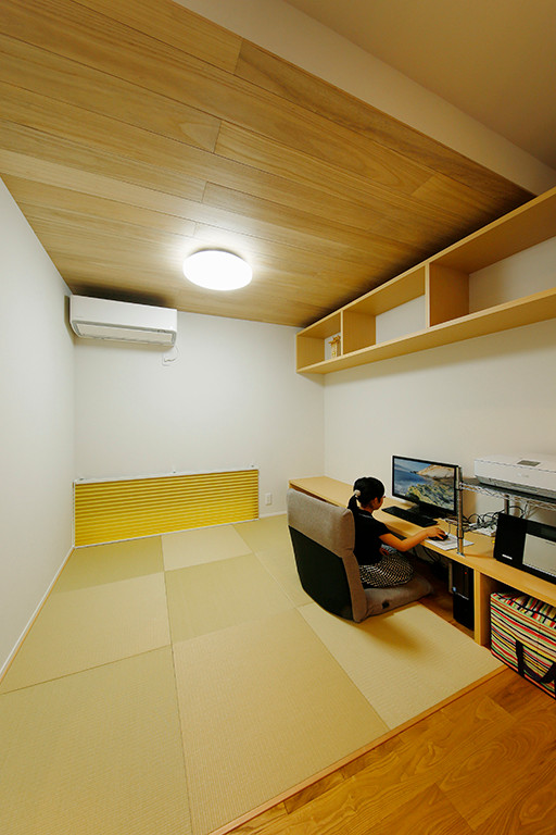 Design ideas for a world-inspired home office in Tokyo Suburbs.