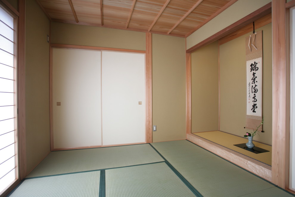 Exempel på ett asiatiskt arbetsrum, med beige väggar och tatamigolv