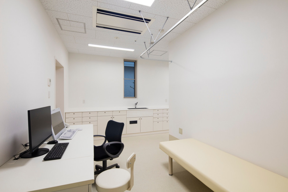 Cette photo montre un bureau scandinave de taille moyenne avec un mur blanc, un sol en linoléum, un bureau indépendant, un sol blanc, un plafond en papier peint et du papier peint.