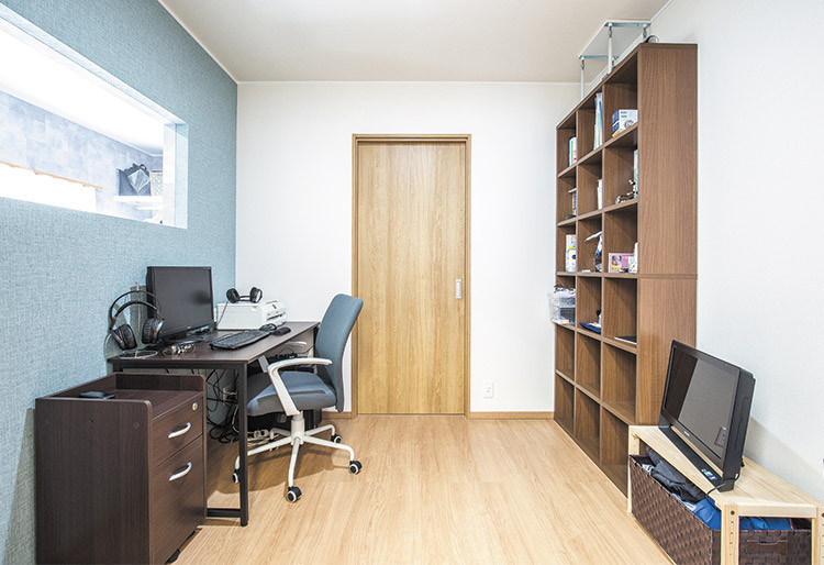 Idées déco pour un petit bureau contemporain avec un mur multicolore, un sol en bois brun, aucune cheminée, un bureau indépendant, un sol marron, un plafond en papier peint et du papier peint.