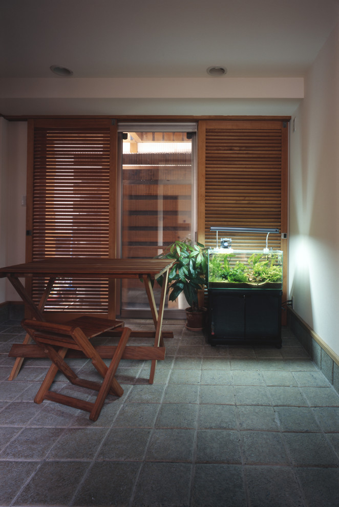 На фото: маленький кабинет в восточном стиле для на участке и в саду