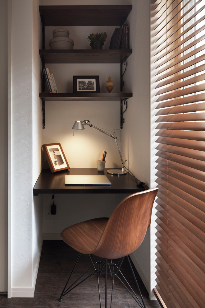 Idee per un piccolo ufficio design con pareti bianche, nessun camino, scrivania incassata e pavimento marrone