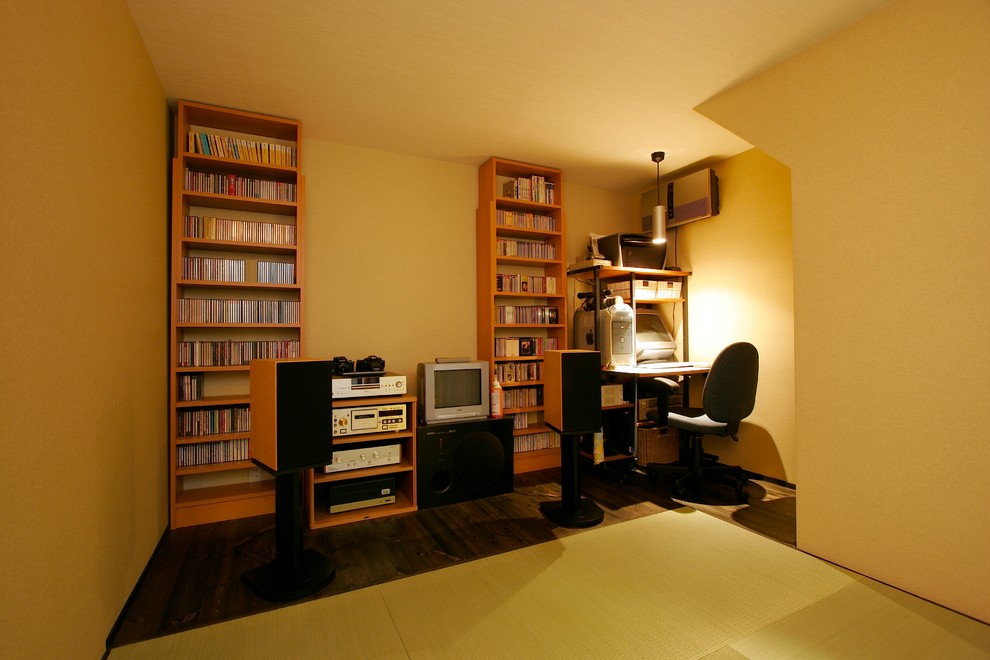Idéer för att renovera ett funkis hemmabibliotek, med tatamigolv, beige väggar, ett fristående skrivbord och grönt golv