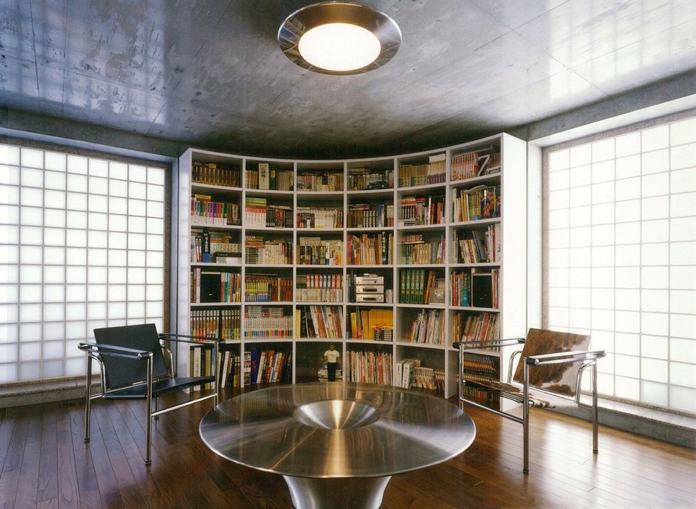 Inspiration for a modern home office in Tokyo.