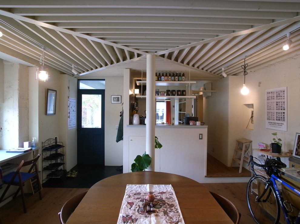 Immagine di un piccolo ufficio minimalista con pareti beige, pavimento in legno massello medio, scrivania autoportante e pavimento marrone