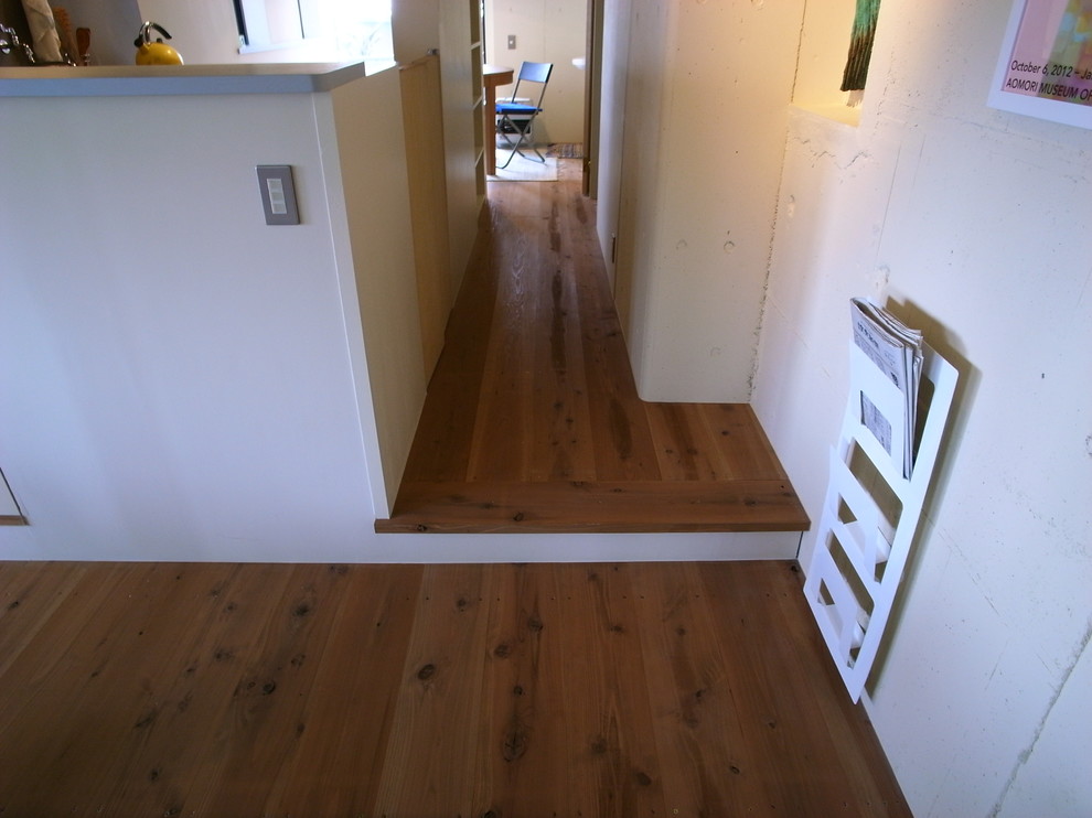 Idee per un piccolo atelier moderno con pareti beige, pavimento in legno massello medio, scrivania autoportante e pavimento marrone