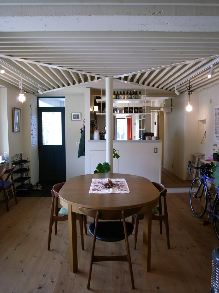 Foto de estudio moderno pequeño con paredes beige, suelo de madera en tonos medios, escritorio independiente y suelo marrón