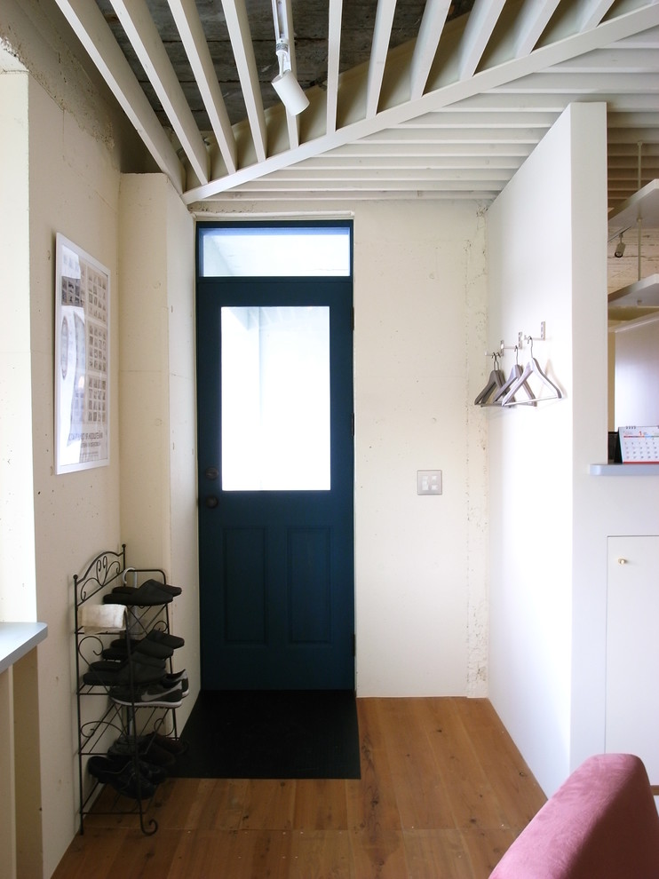 Ispirazione per un piccolo atelier moderno con pareti beige, pavimento in legno massello medio, scrivania autoportante e pavimento marrone