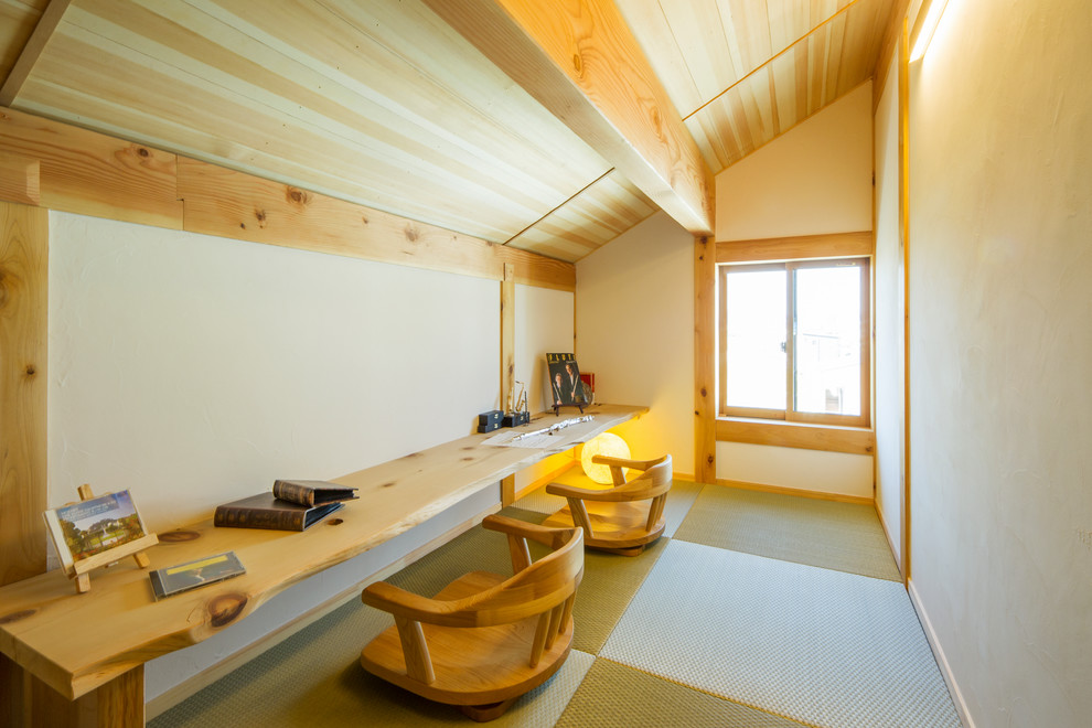 Kleines Asiatisches Arbeitszimmer mit weißer Wandfarbe, Tatami-Boden, Einbau-Schreibtisch und grünem Boden in Sonstige