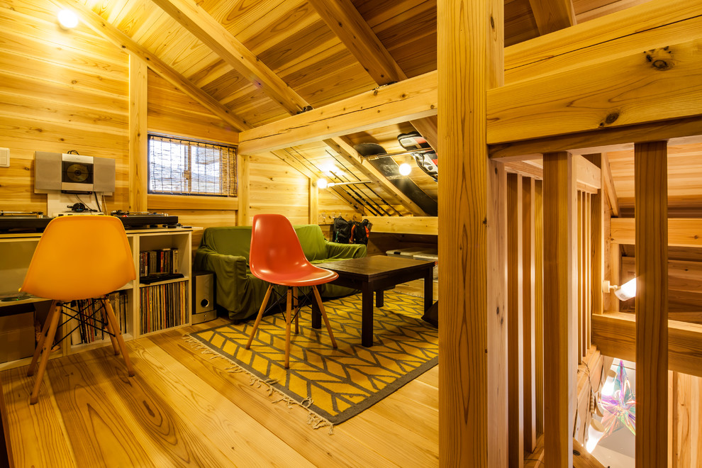 Foto di uno studio etnico con pareti marroni, pavimento in legno massello medio, scrivania autoportante e pavimento marrone
