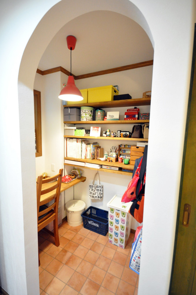 Nordisches Arbeitszimmer ohne Kamin mit weißer Wandfarbe und Einbau-Schreibtisch in Tokio Peripherie