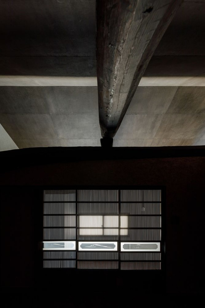 大阪にある高級な広いトラディショナルスタイルのおしゃれな書斎 (ベージュの壁、濃色無垢フローリング、茶色い床、表し梁、パネル壁) の写真