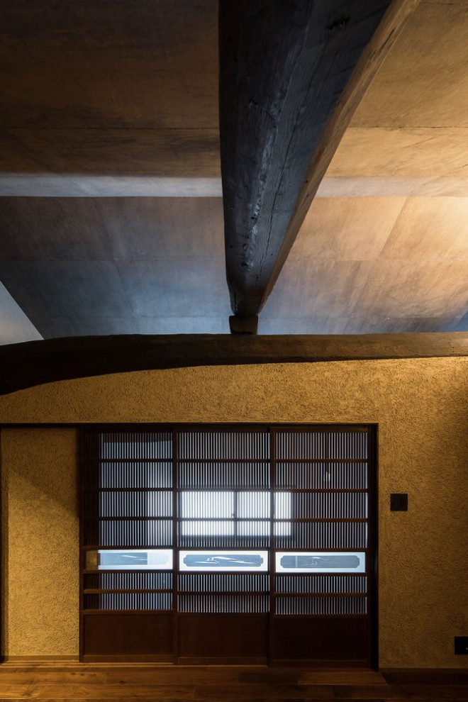 大阪にある高級な広いトラディショナルスタイルのおしゃれなホームオフィス・書斎 (ライブラリー、ベージュの壁、濃色無垢フローリング、茶色い床、表し梁) の写真