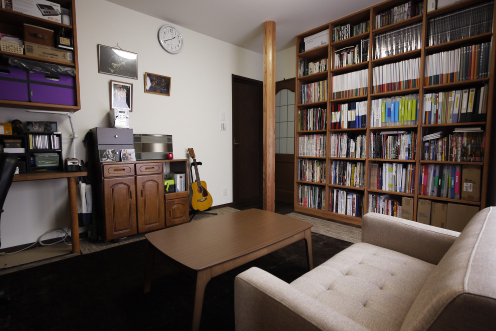 他の地域にある小さなアジアンスタイルのおしゃれな書斎 (白い壁、濃色無垢フローリング、黒い床) の写真