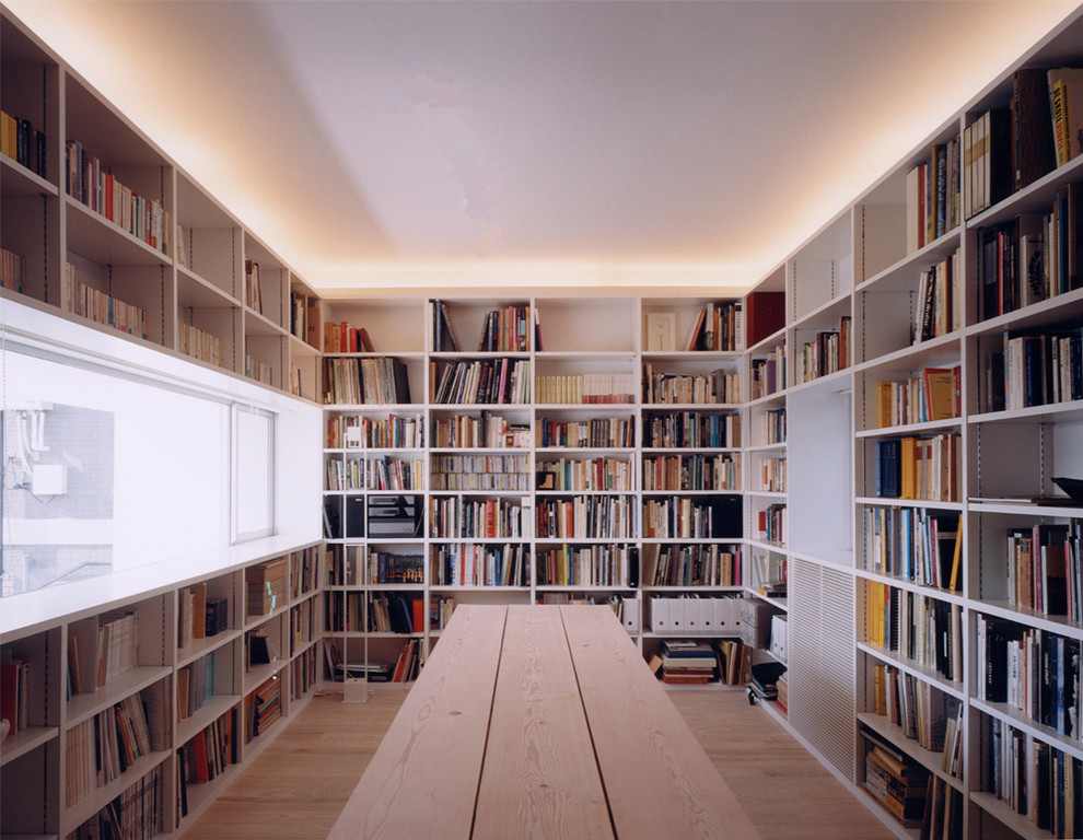 Photo of a modern home office in Osaka with light hardwood flooring and brown floors.