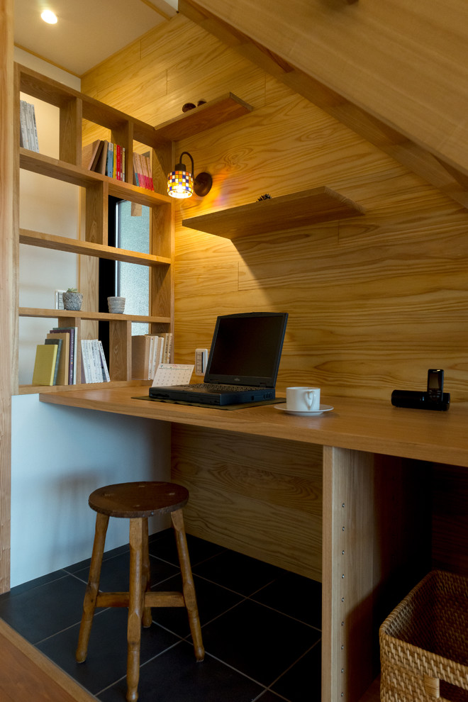 Inspiration för ett lantligt arbetsrum, med bruna väggar och ett inbyggt skrivbord