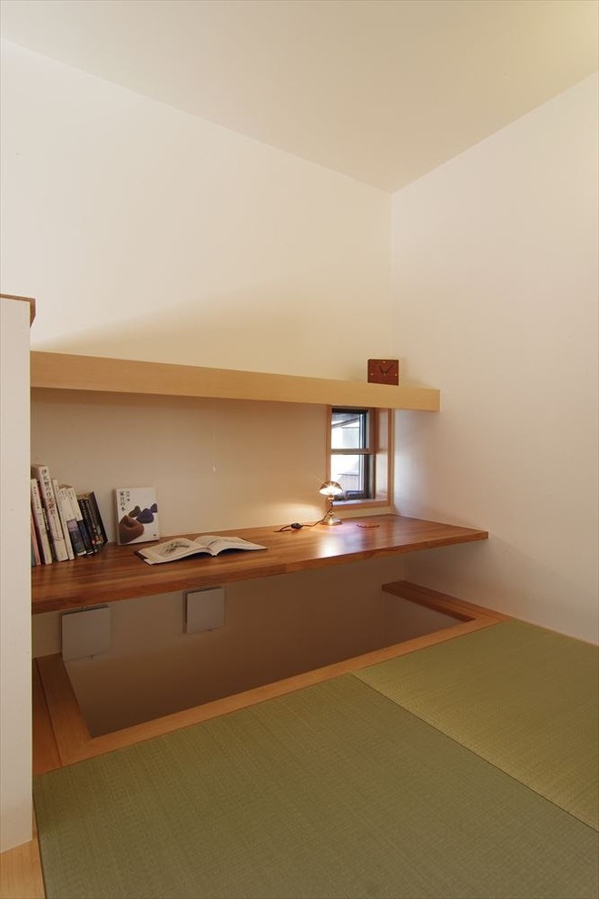 Inspiration pour un bureau asiatique avec une bibliothèque ou un coin lecture, un mur blanc, un sol de tatami, aucune cheminée et un bureau intégré.
