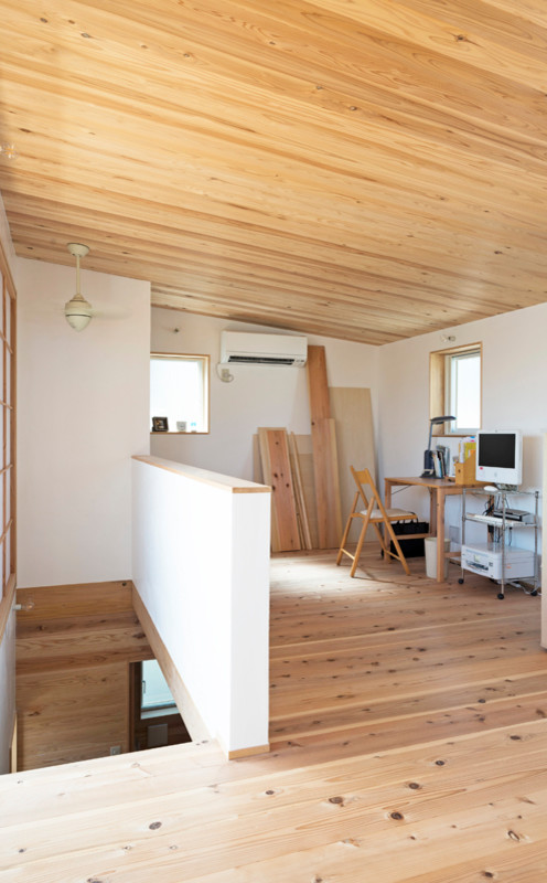 Idee per uno studio scandinavo con pareti bianche, parquet chiaro e pavimento beige