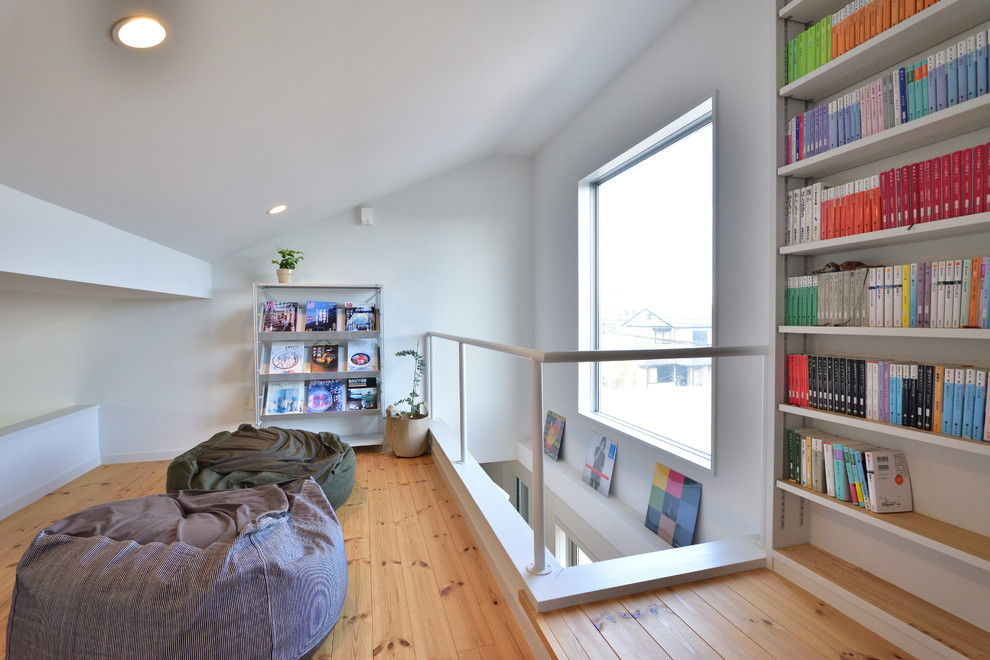 他の地域にある小さなモダンスタイルのおしゃれなホームオフィス・書斎 (白い壁、無垢フローリング、茶色い床) の写真