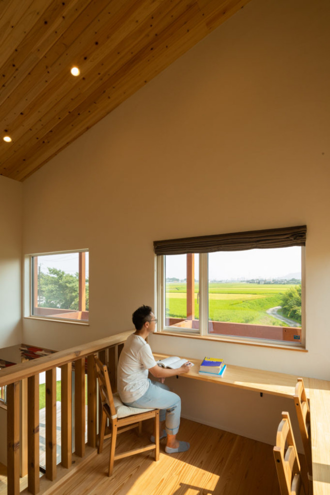 Skandinavisches Arbeitszimmer mit weißer Wandfarbe, braunem Holzboden, Einbau-Schreibtisch, braunem Boden und Holzdielendecke in Sonstige