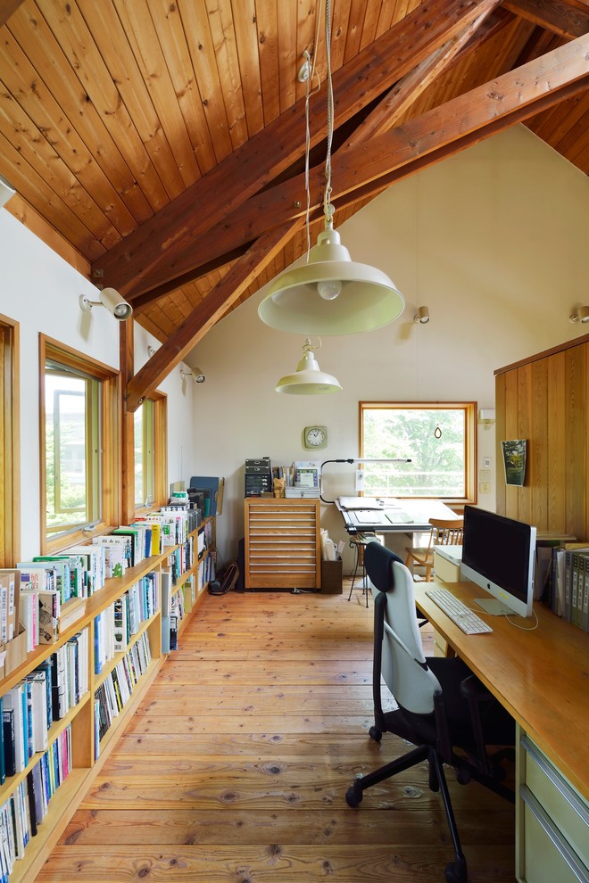Exempel på ett mellanstort lantligt hemmastudio, med vita väggar, mellanmörkt trägolv, ett inbyggt skrivbord och beiget golv