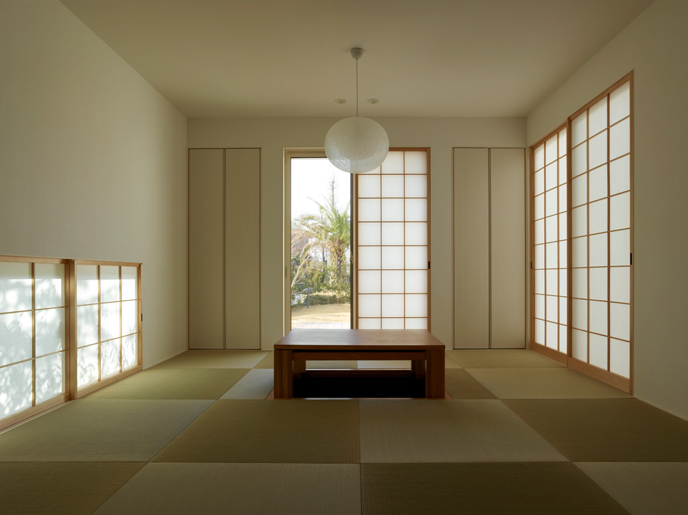 Cette photo montre un bureau moderne avec un sol de tatami.