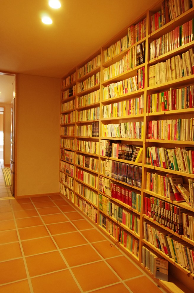 Modernes Lesezimmer ohne Kamin mit weißer Wandfarbe und Terrakottaboden in Sonstige