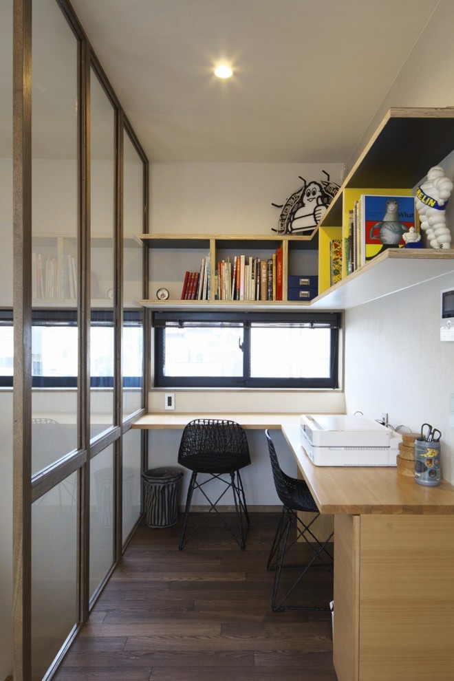 東京23区にあるコンテンポラリースタイルのおしゃれなホームオフィス・書斎 (白い壁、濃色無垢フローリング、造り付け机、茶色い床) の写真