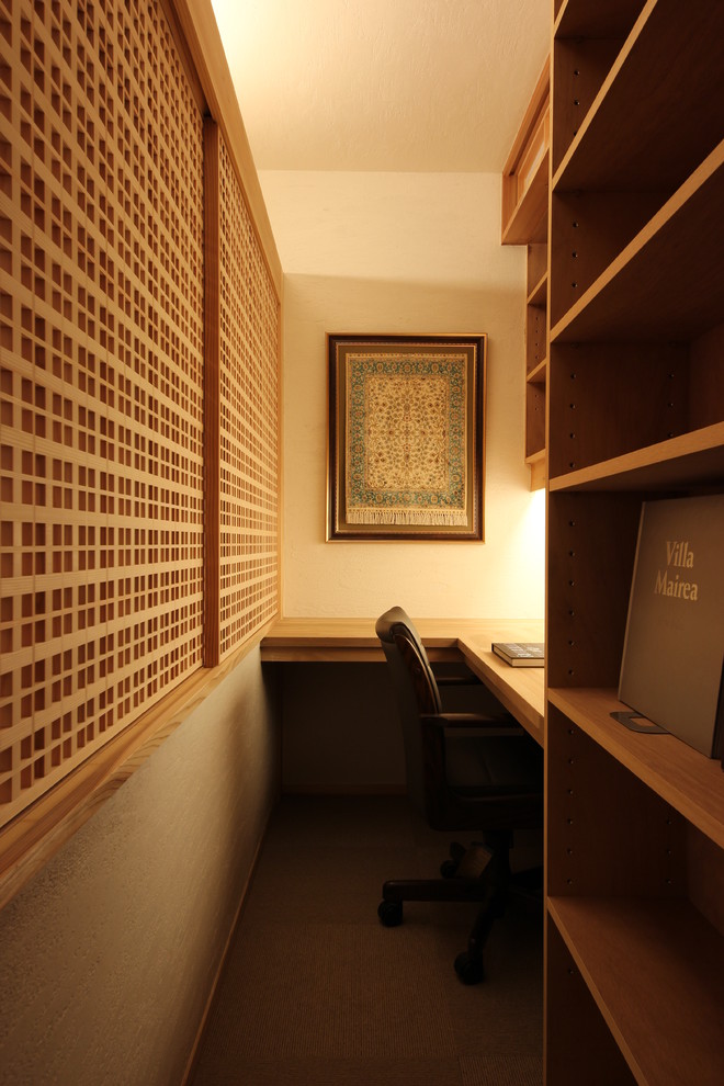 Idée de décoration pour un bureau asiatique avec un mur blanc et un bureau intégré.
