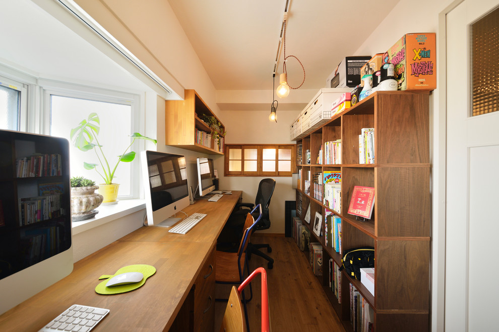 他の地域にある北欧スタイルのおしゃれなホームオフィス・書斎の写真