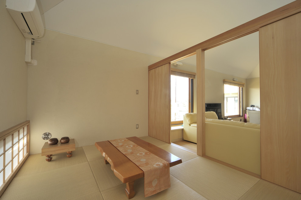 Réalisation d'un petit bureau asiatique avec un mur blanc, un sol de tatami et un sol beige.