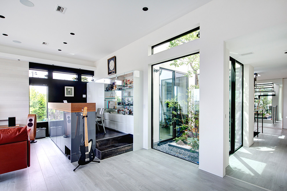 Inspiration för moderna arbetsrum, med flerfärgade väggar, ett inbyggt skrivbord och svart golv