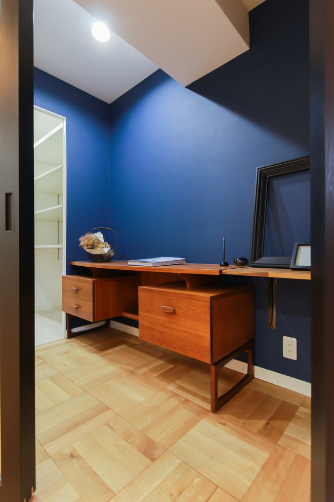 名古屋にある北欧スタイルのおしゃれな書斎 (青い壁、淡色無垢フローリング、ベージュの床) の写真