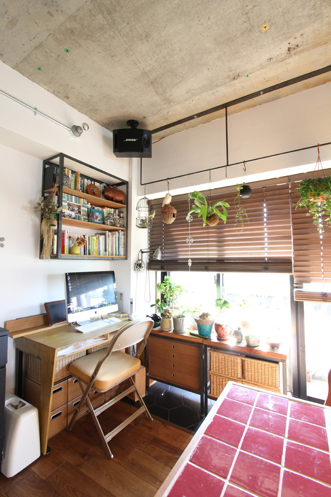 東京都下にあるインダストリアルスタイルのおしゃれなホームオフィス・書斎の写真