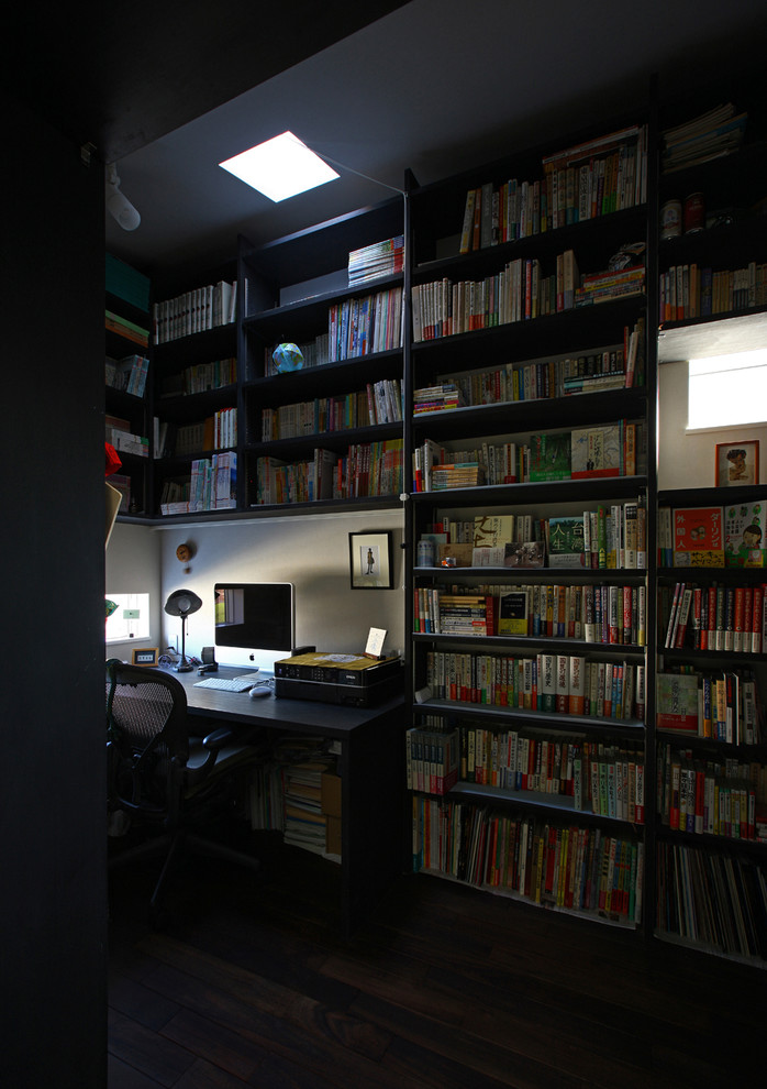 東京23区にある中くらいなアジアンスタイルのおしゃれなホームオフィス・書斎 (白い壁、濃色無垢フローリング、造り付け机、茶色い床) の写真