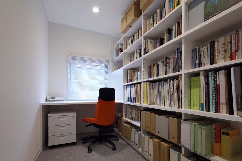 Diseño de despacho moderno pequeño con paredes blancas, moqueta, escritorio empotrado, suelo gris, papel pintado y papel pintado