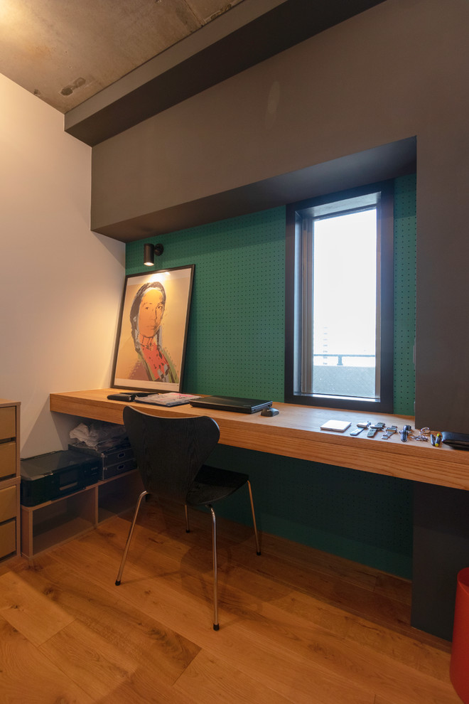 東京23区にあるコンテンポラリースタイルのおしゃれなホームオフィス・書斎 (緑の壁、無垢フローリング、造り付け机、茶色い床) の写真