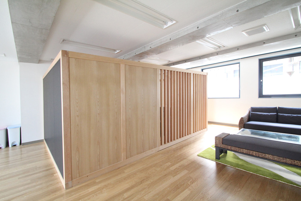 Mittelgroßes Asiatisches Arbeitszimmer mit Studio, brauner Wandfarbe, Sperrholzboden und freistehendem Schreibtisch in Yokohama