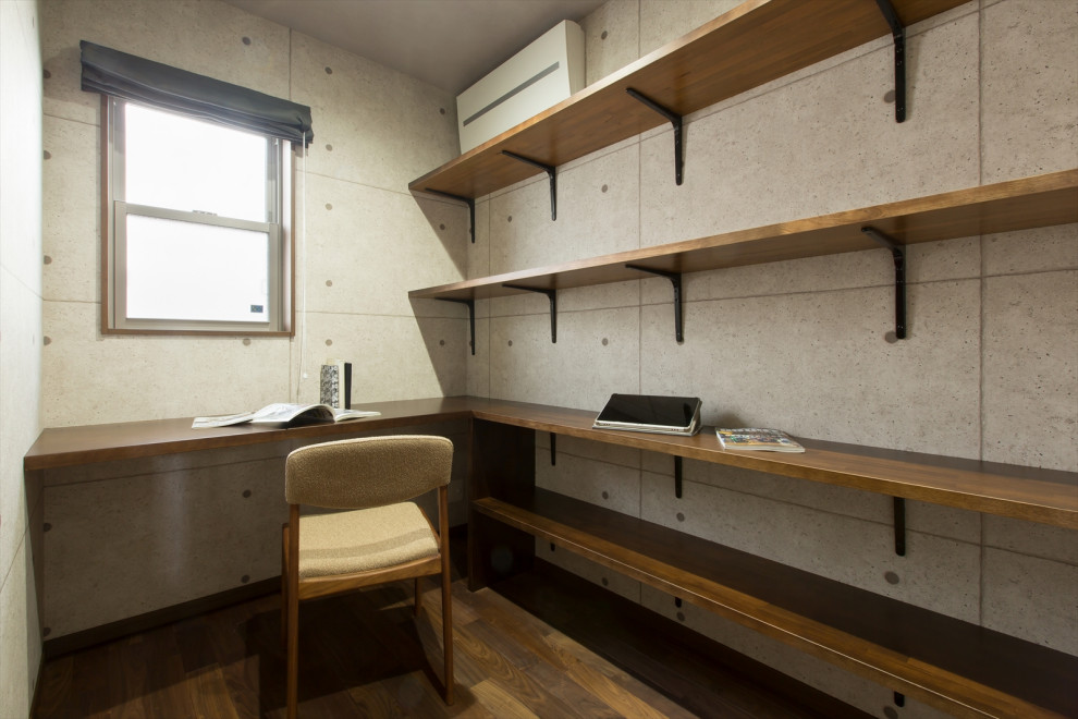 Idée de décoration pour un bureau asiatique de taille moyenne avec un mur gris, un sol en contreplaqué, un bureau intégré et un sol marron.
