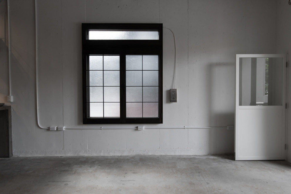 Inspiration för ett stort industriellt hobbyrum, med vita väggar, betonggolv och turkost golv