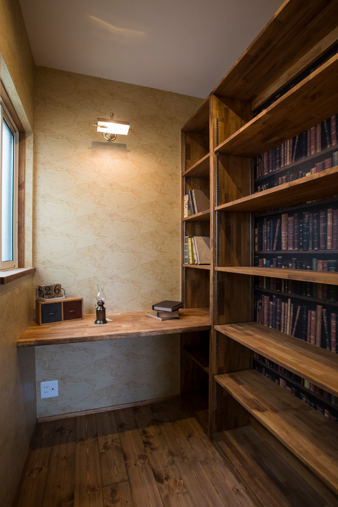 名古屋にある北欧スタイルのおしゃれなホームオフィス・書斎 (茶色い壁、無垢フローリング、造り付け机、茶色い床) の写真