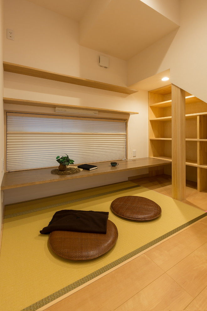 他の地域にある和風のおしゃれなホームオフィス・書斎 (白い壁、畳、造り付け机、緑の床) の写真