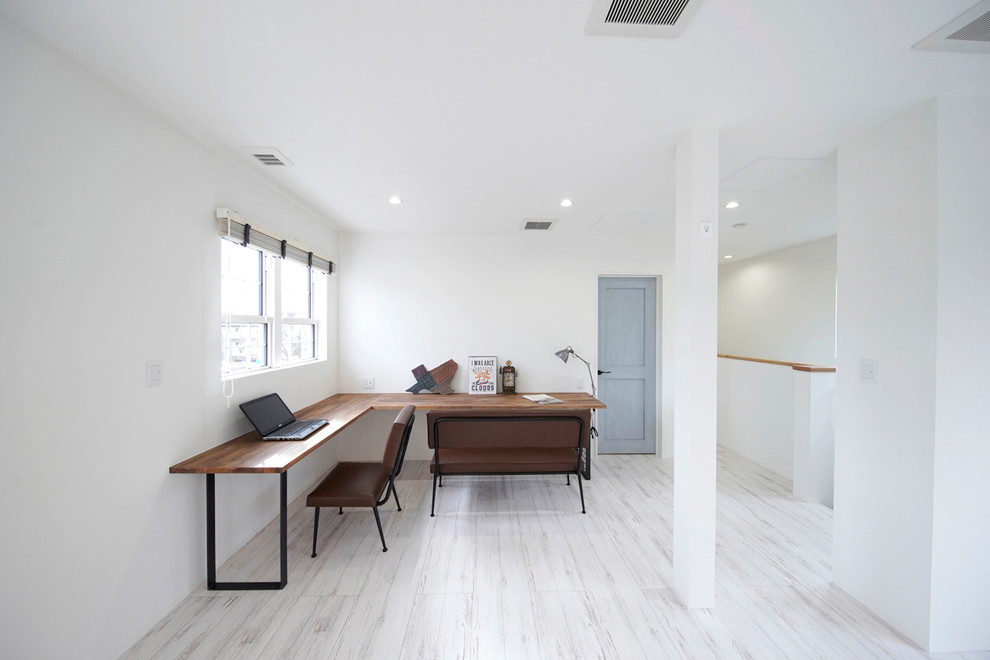 Foto de despacho retro con paredes blancas, suelo de madera pintada, escritorio independiente y suelo blanco