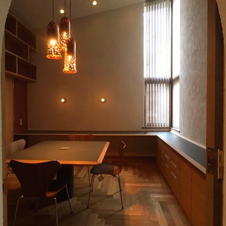 Cette photo montre un bureau chic avec un mur beige, un sol en bois brun, un bureau indépendant et un sol marron.