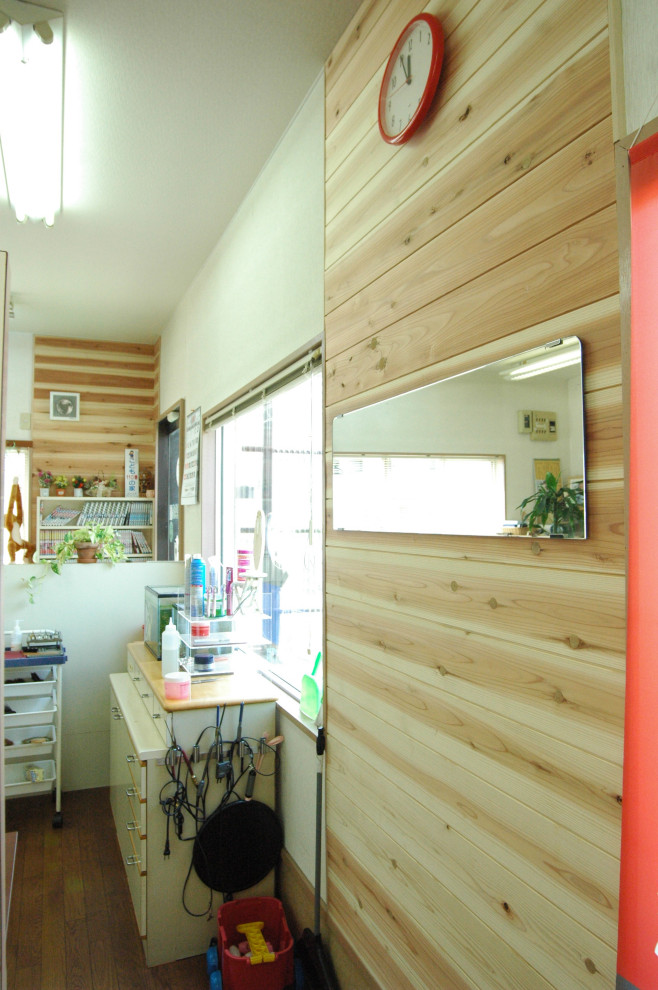 Mittelgroßes Asiatisches Arbeitszimmer mit weißer Wandfarbe, braunem Boden, Studio, Vinylboden, Tapetendecke und Holzwänden in Sonstige