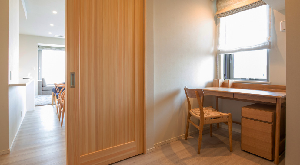 Источник вдохновения для домашнего уюта: кабинет в скандинавском стиле с белыми стенами и бежевым полом