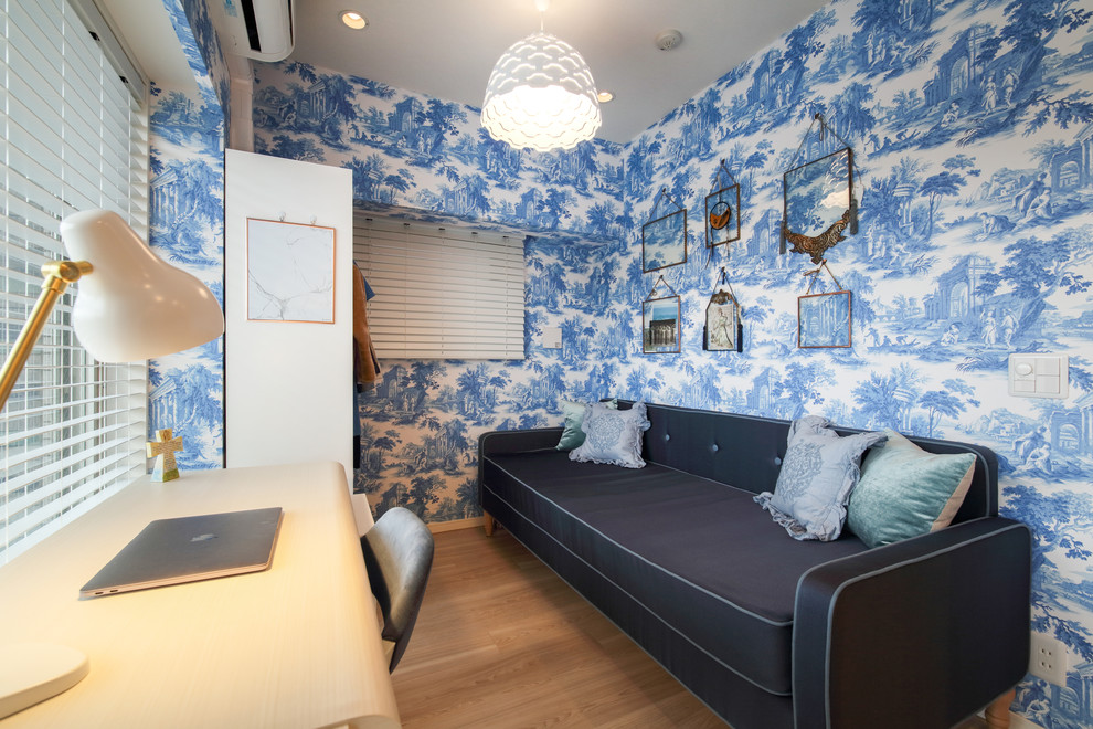 東京23区にあるコンテンポラリースタイルのおしゃれな書斎 (青い壁、淡色無垢フローリング、ベージュの床) の写真