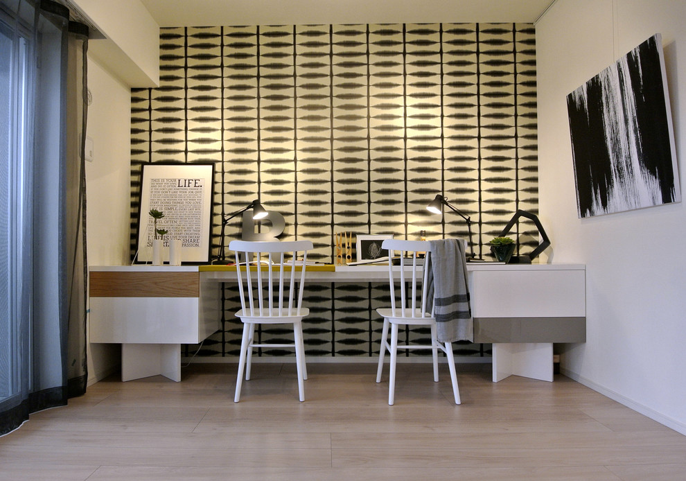 Foto de despacho contemporáneo con paredes blancas y suelo de madera clara